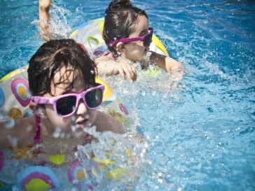 Γιατί η πισίνα σας χρειάζεται ένα μόνιτορ ποιότητας νερού πολλαπλών-παραμέτρων